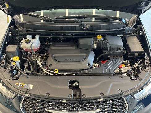 Certified 2025 Chrysler Pacifica Select FWD image 9