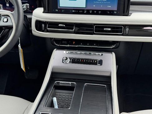 New 2025 Lincoln Aviator AWD w/ Jet Appearance Package image 17