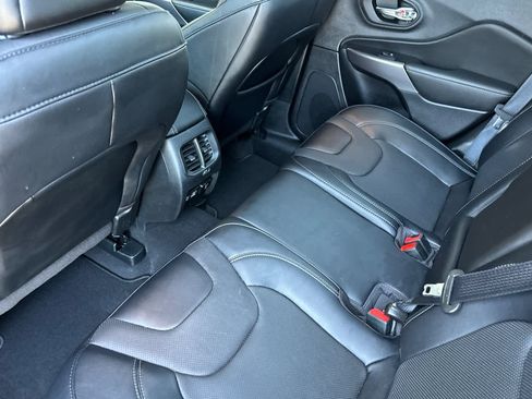 Used 2022 Jeep Cherokee Limited AWD/4WD image 4