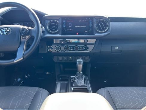 Used 2016 Toyota Tacoma TRD Off-Road AWD/4WD image 13