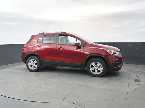 Used 2022 Chevrolet Trax LT w/ LT Convenience Package image 7