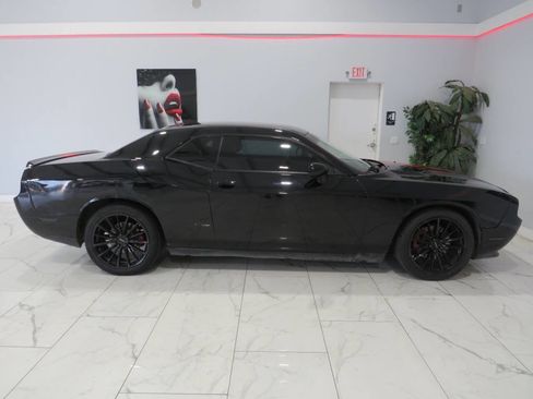 Used 2013 Dodge Challenger SXT RWD image 2