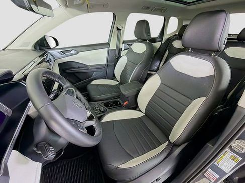 Used 2025 Volkswagen Taos SEL image 11