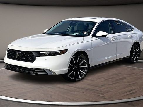 Used 2023 Honda Accord Touring image 1