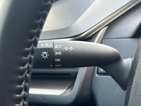 Used 2025 Toyota Prius LE FWD image 38