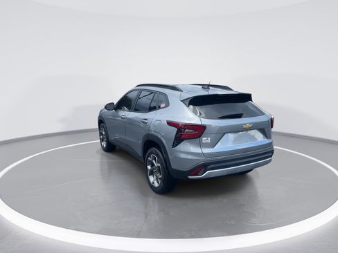 Used 2024 Chevrolet Trax LT w/ Driver Confidence Package FWD image 7