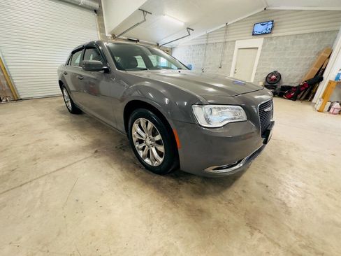 Used 2018 Chrysler 300 Touring L image 11