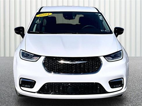 Used 2024 Chrysler Pacifica Touring-L image 3