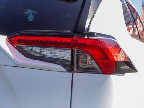 Certified 2021 Toyota RAV4 LE AWD/4WD image 8
