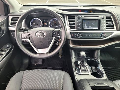 Used 2019 Toyota Highlander LE image 12