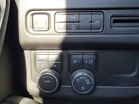 Used 2022 Chevrolet Suburban Premier image 16