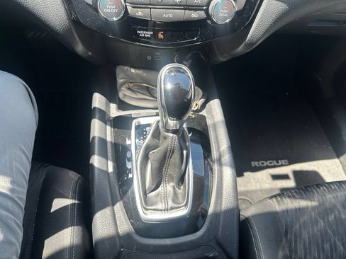 Used 2019 Nissan Rogue SV FWD image 10