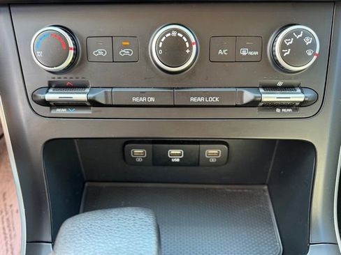 Used 2024 Kia Carnival LX image 18