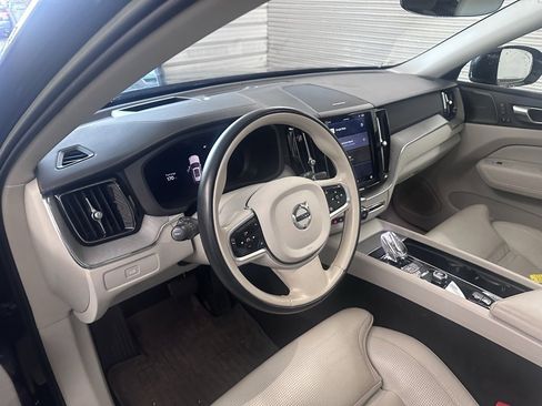 Certified 2023 Volvo XC60 B5 Ultimate w/ Climate Package image 4