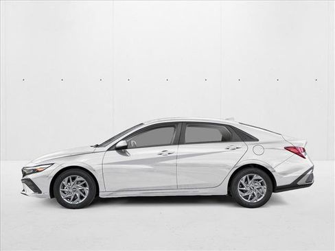 New 2026 Hyundai Elantra SEL Sport Premium image 3