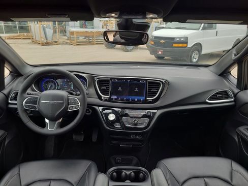 Used 2025 Chrysler Pacifica Select FWD image 21
