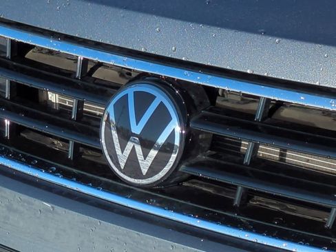 Used 2023 Volkswagen Tiguan SE R-Line image 10