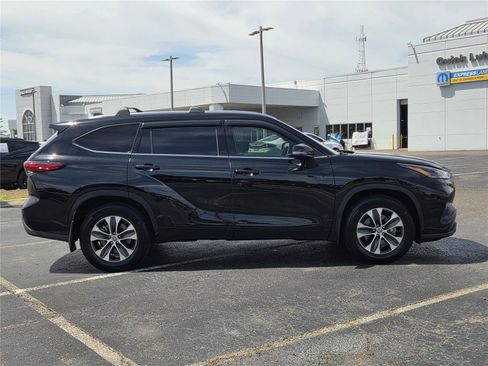 Used 2021 Toyota Highlander XLE FWD image 4
