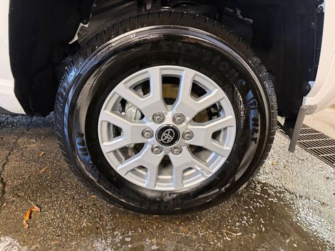 Used 2025 Toyota Tacoma SR5 AWD/4WD image 29