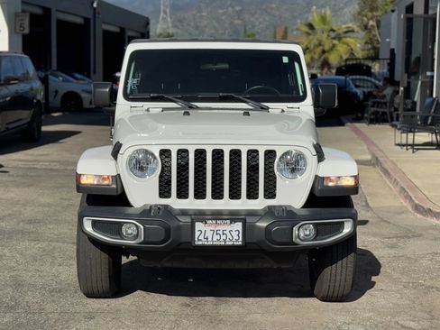 Used 2022 Jeep Gladiator Sport image 2