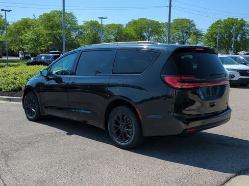 Used 2021 Chrysler Pacifica Touring-L w/ Uconnect Theater Family Group AWD/4WD image 6