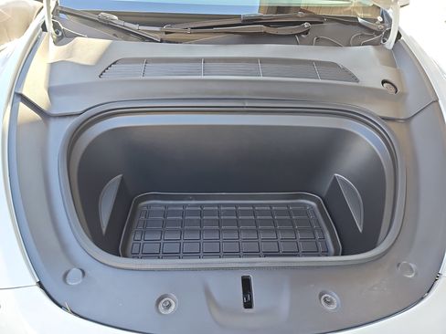 Used 2024 Tesla Model Y Long Range image 31