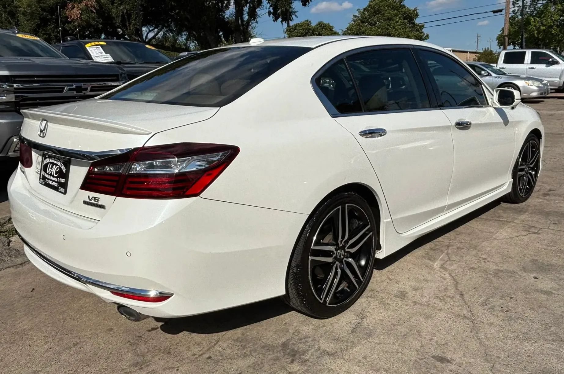 Used 2017 Honda Accord Touring image 7