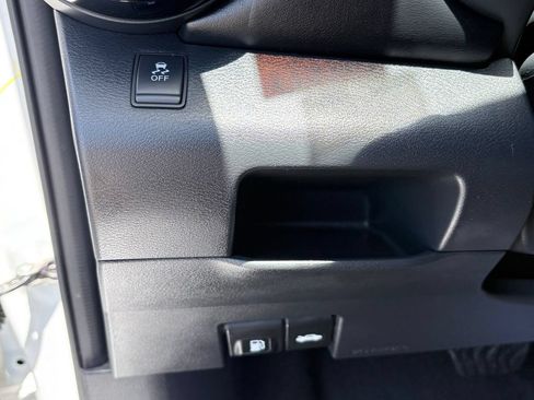 Used 2018 Nissan Kicks SR w/ Premium Package FWD image 17