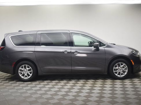 Used 2023 Chrysler Pacifica Touring-L FWD image 12