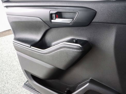 Used 2024 Toyota Highlander XLE image 22