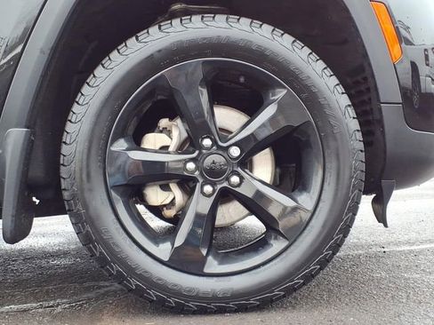 Certified 2023 Jeep Grand Cherokee Limited w/ Black Appearance Package image 9