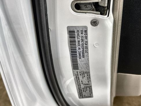 Used 2023 Chrysler Pacifica Limited FWD image 34
