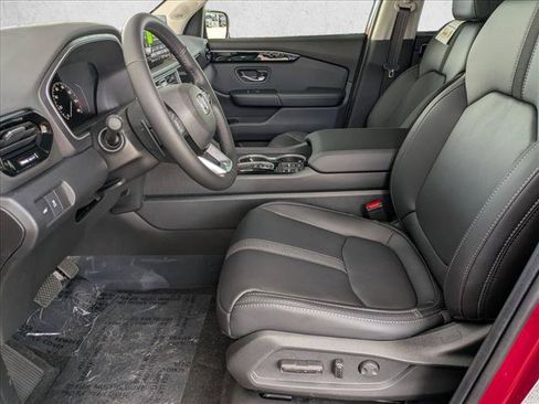 Certified 2025 Honda Pilot Touring image 4