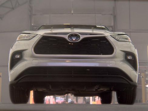 Used 2021 Toyota Highlander XLE FWD image 2