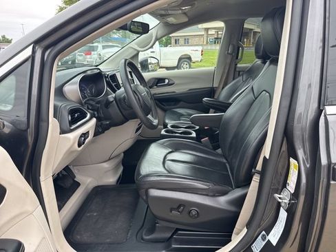 Used 2022 Chrysler Pacifica Touring-L FWD image 14