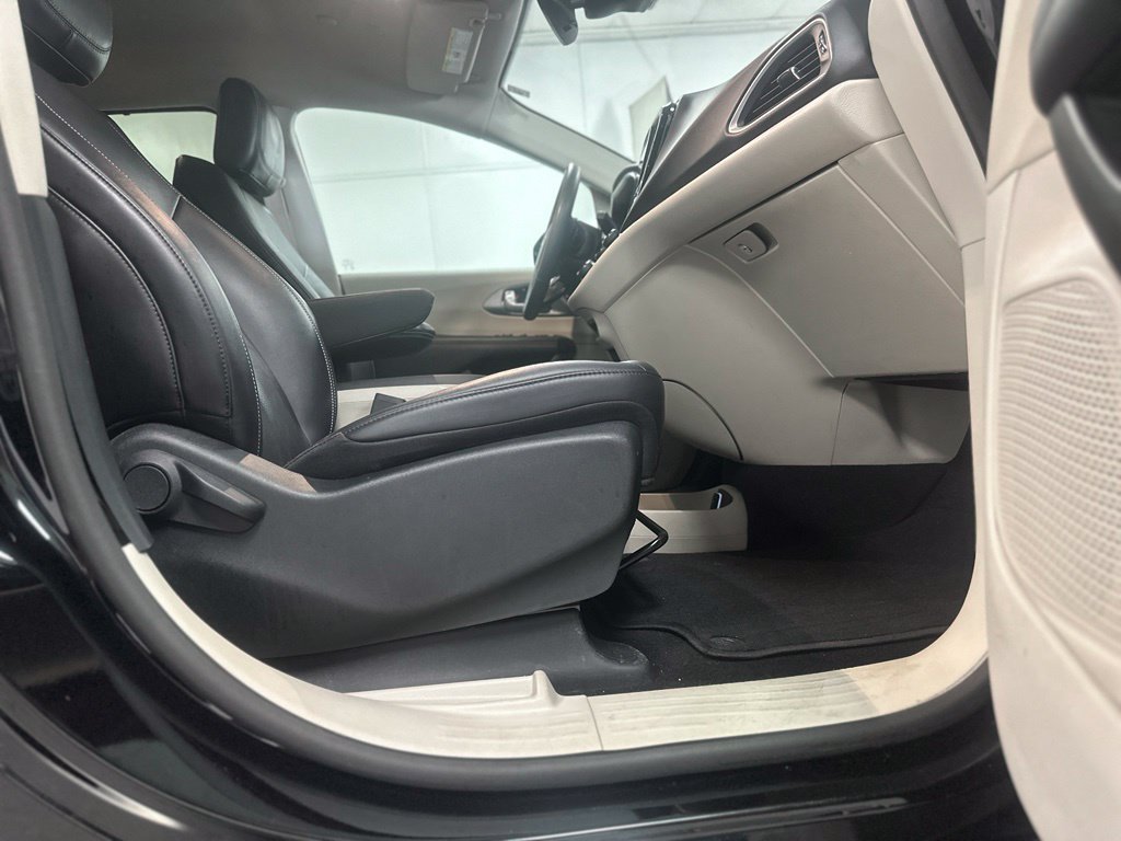 Used 2024 Chrysler Pacifica Touring-L FWD image 25