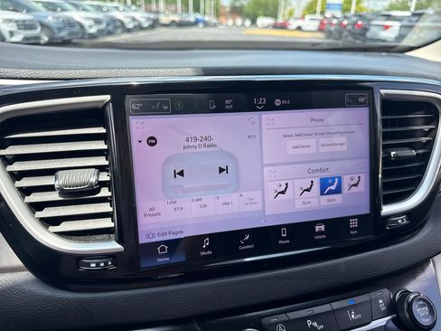 Used 2023 Chrysler Pacifica Touring-L FWD image 31