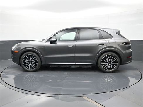 New 2025 Porsche Cayenne Turbo image 2
