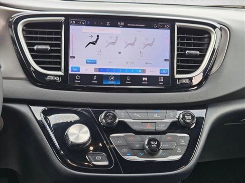 Used 2025 Chrysler Pacifica Select FWD image 19