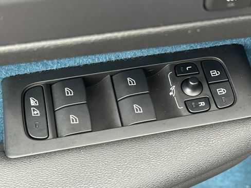 Certified 2023 Volvo XC40 Recharge Ultimate image 16