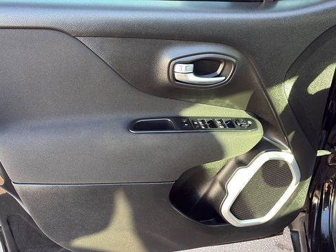 Used 2019 Jeep Renegade Latitude w/ Popular Equipment Group image 13