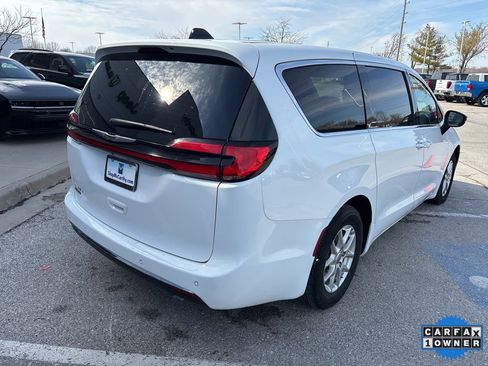 Used 2025 Chrysler Pacifica Select image 31