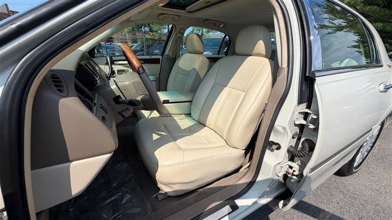Used 2005 Lincoln Town Car Signature Limited RWD image 26