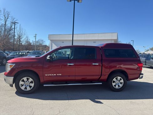 Used 2018 Nissan Titan SV image 2