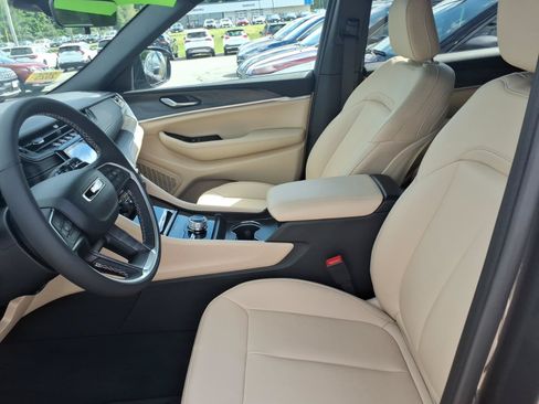Used 2025 Jeep Grand Cherokee L Limited AWD/4WD image 7