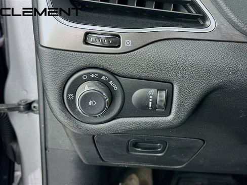 Used 2019 Jeep Cherokee Latitude w/ Cold Weather Group image 12