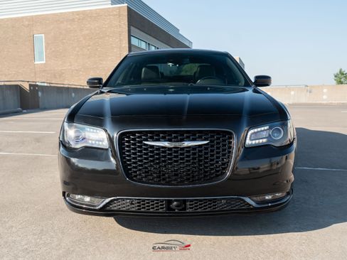 Used 2018 Chrysler 300 S w/ 300S Premium Group RWD image 2