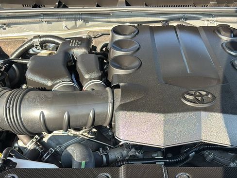 Used 2018 Toyota 4Runner SR5 AWD/4WD image 31