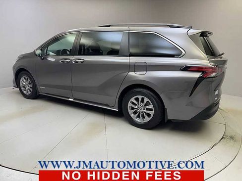 Used 2021 Toyota Sienna XLE AWD/4WD image 3