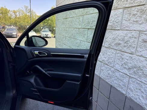 Used 2018 Porsche Cayenne AWD/4WD image 33